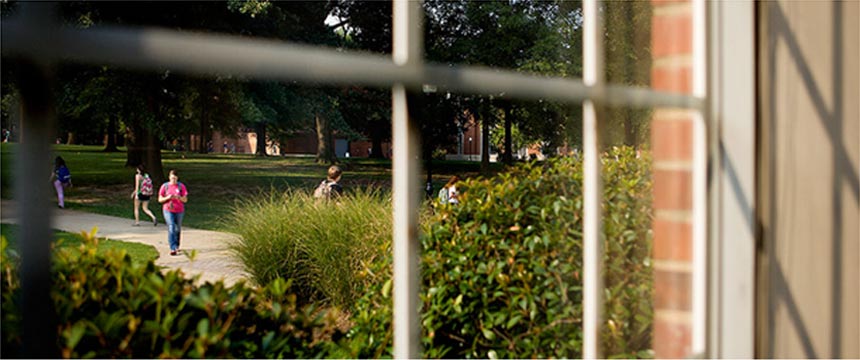 Students near Shelby Hall